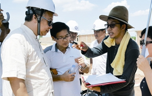 深圳僑務(wù)代表團調(diào)研深圳“走出去”企業(yè)傲視公司項目。(王靜