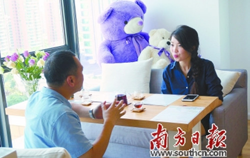 客戶與張瑩(右)交流旅游心得。受訪者供圖