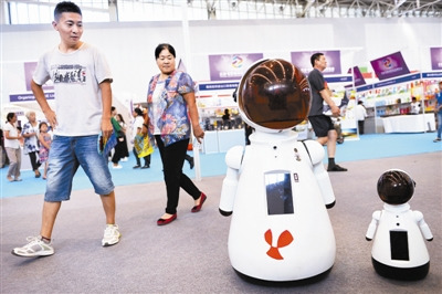 智能家居機器人引人注目。