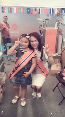 中國僑網(wǎng)徐麗敏在僑博會(huì)上和來訪的小朋友合影