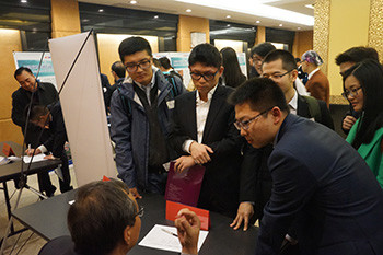 項(xiàng)目對(duì)接和人才洽談會(huì)現(xiàn)場(chǎng)交流