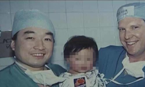 中國僑網(wǎng)韓凱(左)早期與唇腭裂治愈患兒的合影。圖片來源:浙江省杭州市拱墅區(qū)文明辦