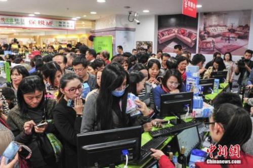 中國僑網(wǎng)資料圖:跨境直購體驗店