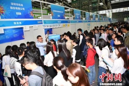 中國(guó)僑網(wǎng)第十五屆中國(guó)國(guó)際人才交流大會(huì)現(xiàn)場(chǎng)。 陳文 攝