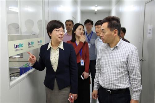 中國僑網參觀樂奧醫(yī)療科技。(常州僑網供圖)