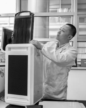 中國僑網(wǎng)冉宏宇說,他們這一代骨子里依然有“科技報(bào)國”的熱情。