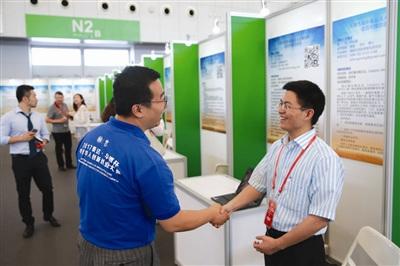 中國僑網(wǎng)華博會上嘉賓們積極尋商機 記者 賈成龍 攝