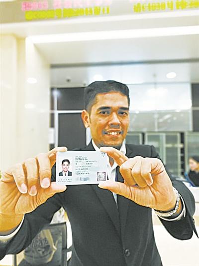 中國僑網(wǎng)丁卡特向記者展示許可證。 (周瓊 攝)