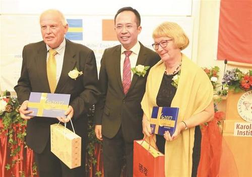 中國僑網(wǎng)圖為Lennart Gustsson夫婦與省硒產(chǎn)業(yè)協(xié)會會長儲震