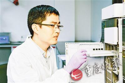 中國僑網(wǎng)陳中祝在工作室。