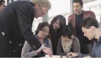 中國僑網(wǎng)埃森和學生們在交流 東華大學 供圖