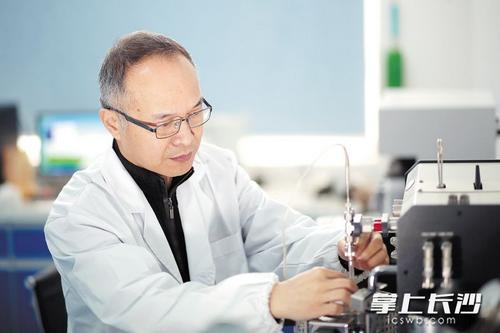 中國(guó)僑網(wǎng)姚小剛在做實(shí)驗(yàn)。 受訪者供圖