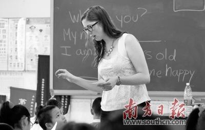 中國僑網(wǎng)目前寶安區(qū)統(tǒng)一聘請并派駐公辦中小學(xué)的外教有160名。南方日報記者 何俊 攝