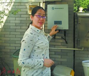 中國僑網(wǎng)倪歡站在變電器旁。