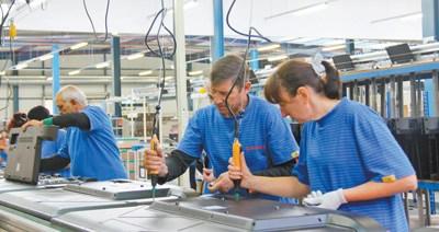 中國僑網(wǎng)長虹歐洲的工人們正在生產(chǎn)線上為電視機(jī)裝上螺絲。(本報(bào)記者 暨佩娟 攝)