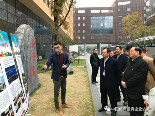 中國僑網(wǎng)中國僑商投資企業(yè)協(xié)會常務(wù)副會長王學(xué)利(右一)、秘書長于曉(右二)一行考察四川成都“僑夢苑”