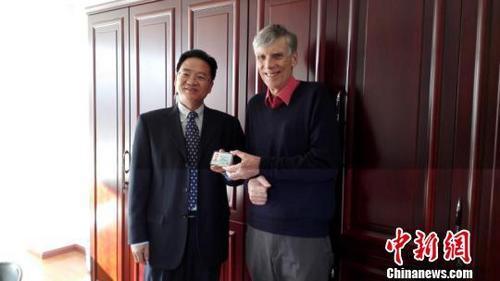 中國僑網(wǎng)資料圖:云南省外國專家局向高力行博士頒發(fā)云南省首張《外國人工作許可證》。(鐘欣 攝)