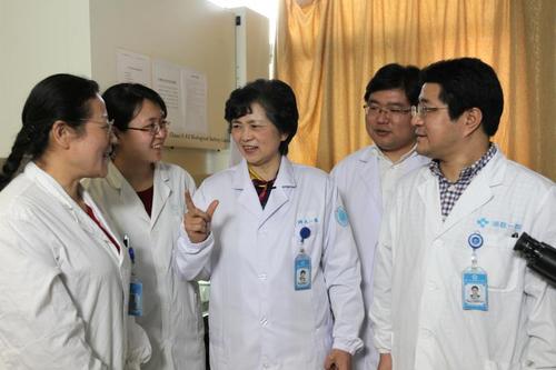 中國僑網(wǎng)李蘭娟院士工作資料圖。