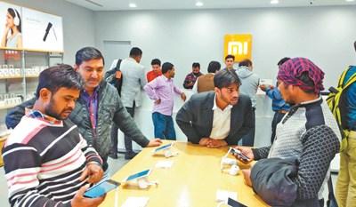中國(guó)僑網(wǎng)印度南德里第一家小米手機(jī)專賣店內(nèi)消費(fèi)者眾多。 本報(bào)記者 苑基榮 攝