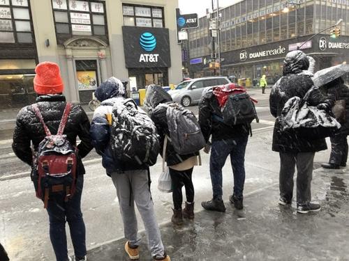 中國僑網(wǎng)皇后區(qū)法拉盛的民眾,冒雪等公交車。(美國《世界日報(bào)》/記者朱蕾 攝影)