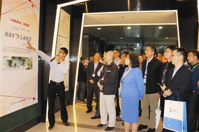 中國(guó)僑網(wǎng)海外專才參觀大族激光。