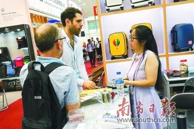 中國僑網(wǎng)采購商在東莞企業(yè)展位咨詢產(chǎn)品。南方日報記者 孫俊杰 攝