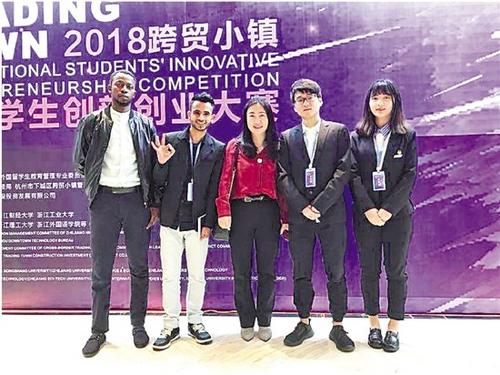 中國僑網(wǎng)左一為吳小軍(中文名)