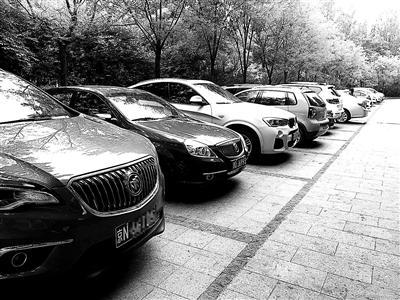 中國僑網(wǎng)武清行政許可服務(wù)中心院內(nèi)停放了不少外地車輛