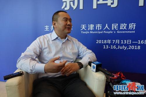 中國僑網北京金恒豐科技有限公司董事長、美國華人企業(yè)家聯(lián)合會會長施乾平討論“中國制造”。 周欣嬡 攝