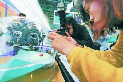 中國僑網(wǎng)機器人展示縫合手術(shù)技術(shù)。程功攝