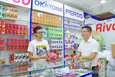 中國僑網(wǎng)張欽偉(右)經(jīng)常走訪阿聯(lián)酋手機(jī)批發(fā)城,與商戶們探討交流。余丹 攝