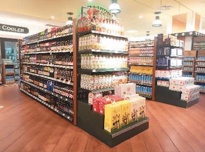 中國僑網(wǎng)位于北京SKP的華聯(lián)精品超市內(nèi),整齊擺放著各種進口酒水和飲料。本報記者 王俊嶺攝