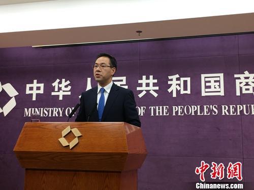 中國(guó)僑網(wǎng)商務(wù)部新聞發(fā)言人高峰。夏賓 攝