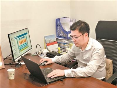 中國僑網(wǎng)陸丁銘在對項目方案進行研究細化(廣州日報/蔡凌躍 攝)