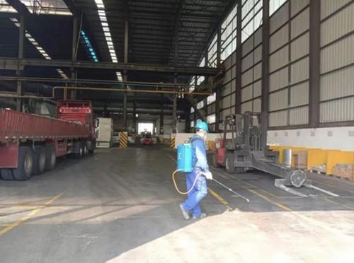 中國(guó)僑網(wǎng)僑企每天對(duì)生產(chǎn)車間進(jìn)行消毒。(湖南省僑聯(lián)網(wǎng)站)