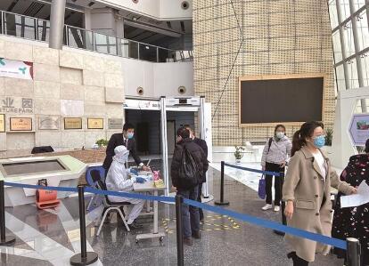 中國僑網(wǎng)矽赫無觸感AI實時人體測溫系統(tǒng)助力企業(yè)復(fù)工復(fù)產(chǎn)(深圳僑報/柯東波 圖)