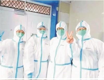 中國(guó)僑網(wǎng)嚴(yán)麗(右二)與同事在一起(圖片來源:《人民日?qǐng)?bào)海外版》)