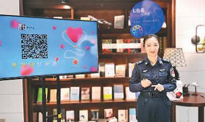 中國僑網(wǎng)梁譯的“譯空間”如今深受同事歡迎(圖片來源:《人民日報海外版》)