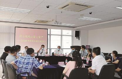 中國僑網(wǎng)建言獻策座談會現(xiàn)場(《深圳僑報》/柯東波 攝)