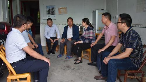 中國僑網(wǎng)調研組一行走訪慰問貧困戶。(湖南省僑聯(lián)網(wǎng)站)