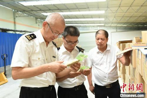 中國僑網(wǎng)圖為海關(guān)工作人員對出口產(chǎn)品進行查驗 劉豪 攝