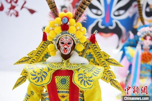 中國僑網(wǎng)高交會(huì)展出京劇機(jī)器人 陳文 攝