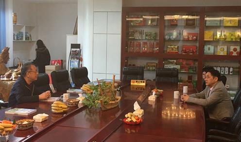 中國僑網(wǎng)福建省僑聯(lián)副主席翁小杰與僑資企業(yè)座談。(圖片來源:福建省僑聯(lián)網(wǎng)站)