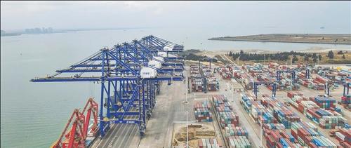 中國(guó)僑網(wǎng)繁忙的洋浦國(guó)際集裝箱碼頭。 本報(bào)記者 陳元才 攝