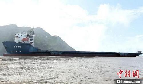 中國僑網(wǎng)圖為“宏鯤玫瑰”輪。洋浦海事局供圖