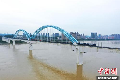 中國僑網(wǎng)X8795次駛離宜萬鐵路宜昌長江大橋 陳龍 攝