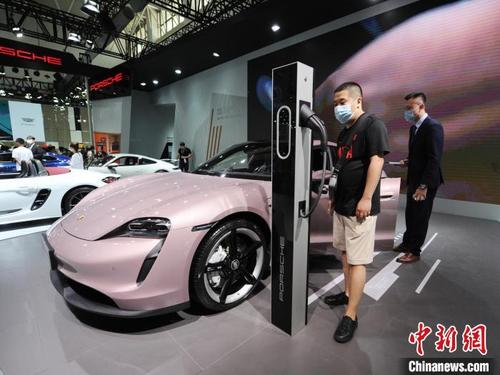 中國僑網(wǎng)長春車展新能源汽車展區(qū)。(資料圖) 劉棟 攝