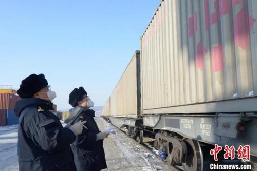 中國(guó)僑網(wǎng)綏芬河海關(guān)關(guān)員監(jiān)管進(jìn)境中歐班列。 哈爾濱海關(guān)供圖