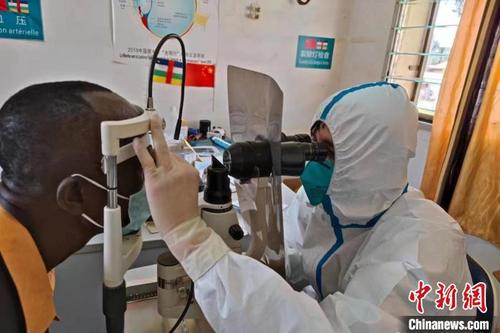 中國僑網(wǎng)章友美給非洲患者診療 章友美供圖