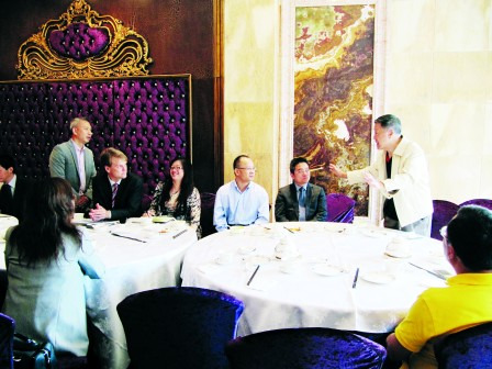 加國叫停投資移民僅僅是上半年各國逐漸收緊移民政策的“冰山一角”。圖為加拿大移民部長亞歷山大(左2)7月23日與華人社區(qū)代表座談。(加拿大《明報》)